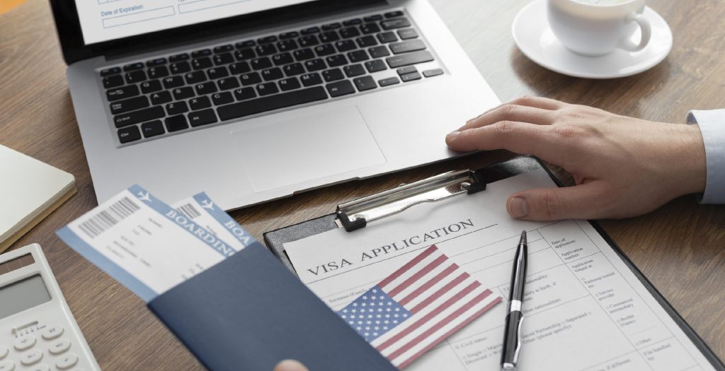 visa-application-composition-with-american-flag_site crop